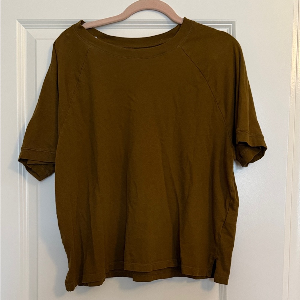 Casual Short Sleeve Tee in Olive Brown
